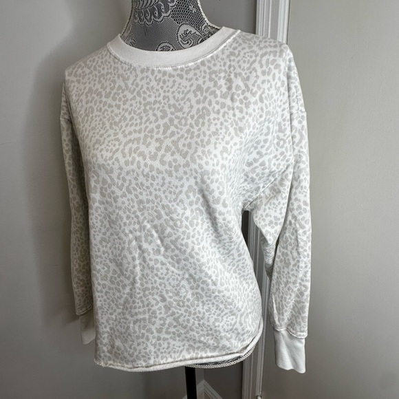 GAP Women's Sweater Grey White Cheetah Print Crew Neck Sweatshirt. Raw Hem. Sz:S - Picture 1 of 10